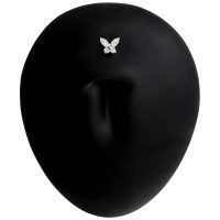 Schwarzes Titan Labret Piercing mit Schmetterlingsmotiv auf schwarzem Hintergrund