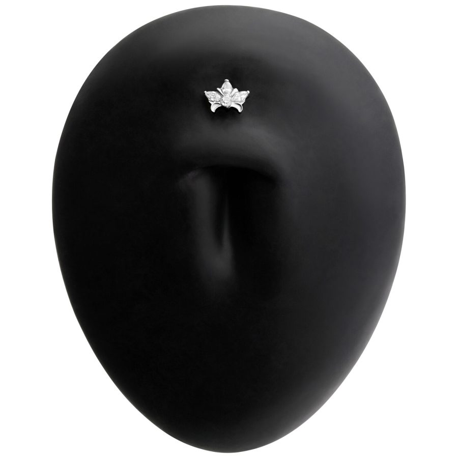 Schwarzes Titan Labret mit silbernem Blatt-Design auf schwarzem Hintergrund