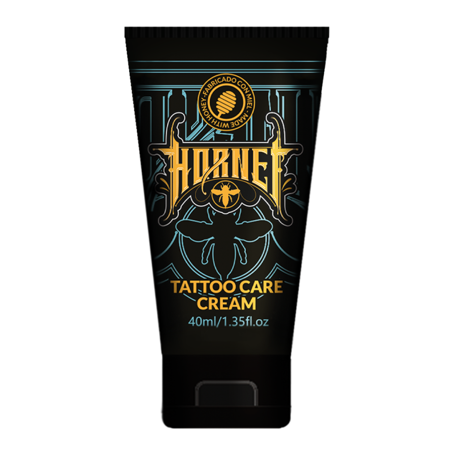 Schwarze Hornet Tattoo Pflegecreme 40 ml Tube auf transparentem Hintergrund