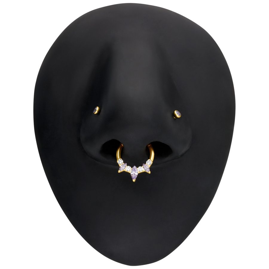 Goldener Marquise Septum Clicker mit funkelnden Kristallen auf schwarzem Modell