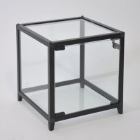 Schwarzer Glas-Vitrinen-Würfel mit LED-Streifen auf weißem Hintergrund