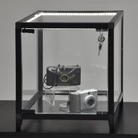 Schwarzer Glas-Vitrinen-Würfel mit LED-Streifen, zwei Kameras innen
