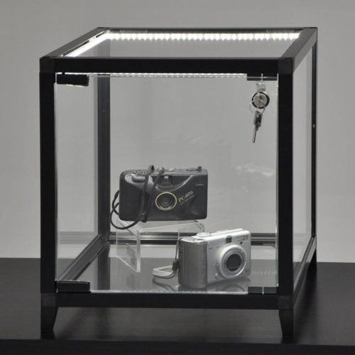 Schwarzer Glas-Vitrinen-Würfel mit LED-Streifen, zwei Kameras innen