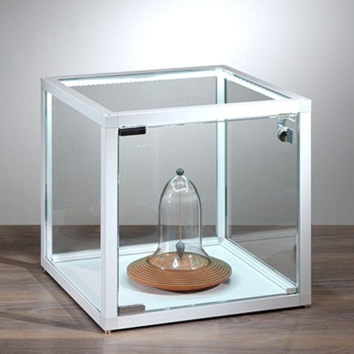 Glasvitrine in Würfelform mit LED-Streifen, Holzboden und weißem Rahmen
