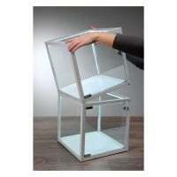 Zwei weiße Glasvitrinen-Würfel mit LED-Streifen auf Holztisch, eine Hand hebt den oberen Würfel an