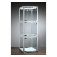 Drei weiße Vitrinen-Würfel aus Glas mit LED-Streifen auf Holztisch