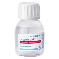 Kleine transparente Flasche Octenident Mundspüllösung mit weißem Deckel auf weißem Hintergrund