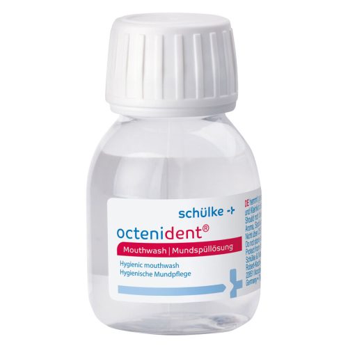 Kleine transparente Flasche Octenident Mundspüllösung mit weißem Deckel auf weißem Hintergrund