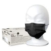 Schwarze Einweg-Gesichtsmaske MaiMed auf weißem Modellkopf mit Verpackung im Hintergrund