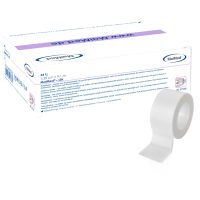 Rolle Kunstseidenpflaster vor weißer Verpackung mit blauen Aufdrucken