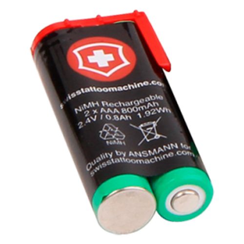 Schwarze Batterie mit rotem und grünem Ende auf weißem Hintergrund