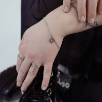 Filigranes Armband aus Silber mit Herz-Detail, getragen am Handgelenk einer Person.