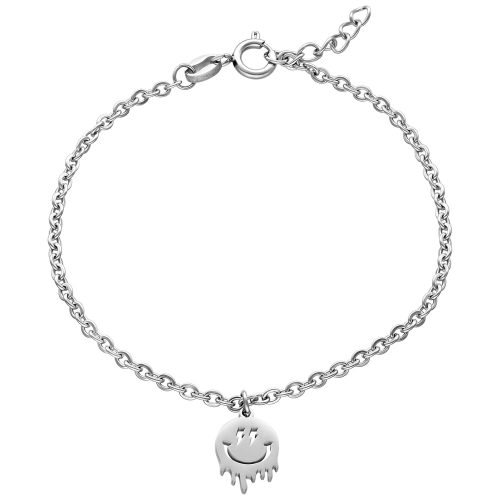 Silbernes Armband mit kleinem Smiley-Anhänger auf weißem Hintergrund