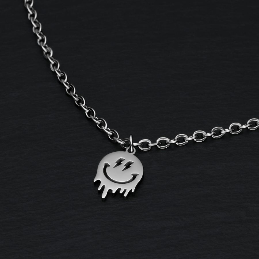 Silbernes Armband mit Smiley-Anhänger auf schwarzem Hintergrund