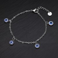 Silbernes Armband mit blauen Nazar-Anhängern auf schwarzem Hintergrund