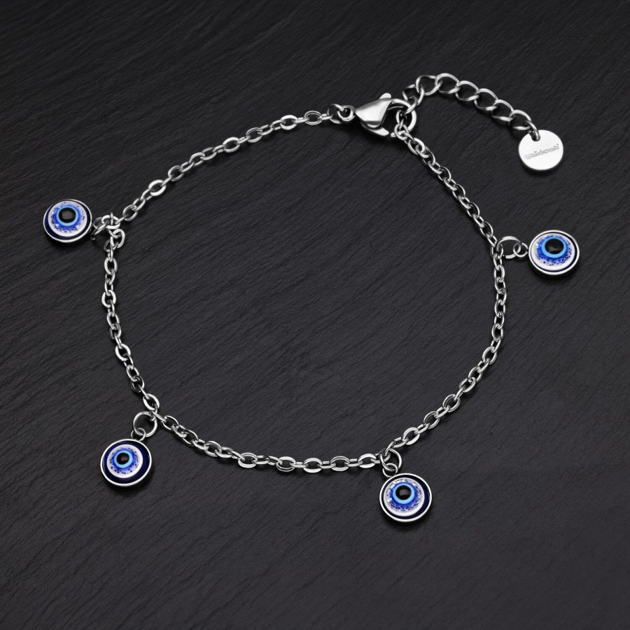 Silbernes Armband mit blauen Nazar-Anhängern auf schwarzem Hintergrund