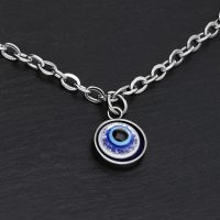 Silbernes Armband mit Nazar-Anhänger auf schwarzem Hintergrund