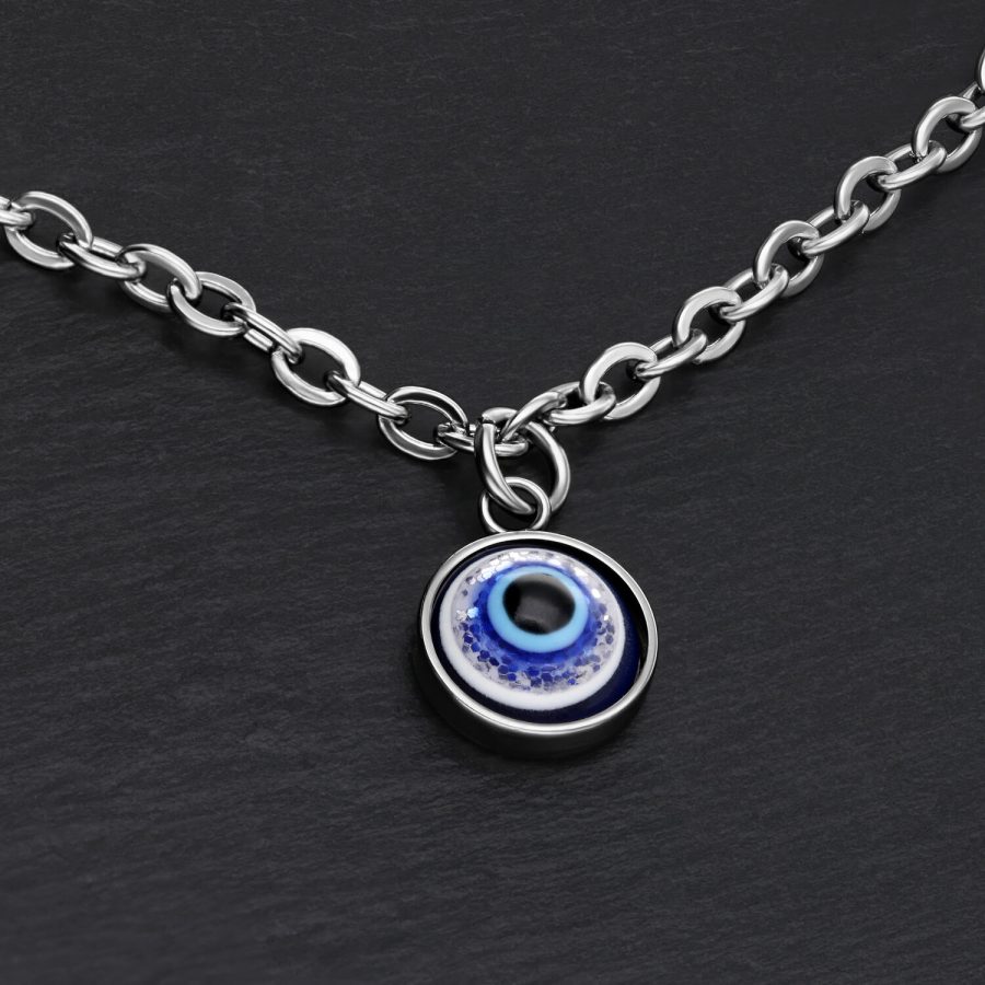 Silbernes Armband mit Nazar-Anhänger auf schwarzem Hintergrund