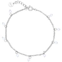 Silbernes Armband mit kleinen Perlen auf weißem Hintergrund