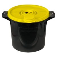 Schwarze Safe-Box mit gelbem Deckel auf weißem Hintergrund