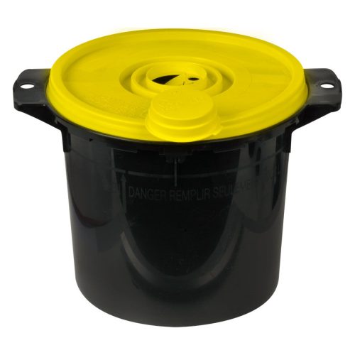 Schwarze Safe-Box mit gelbem Deckel auf weißem Hintergrund