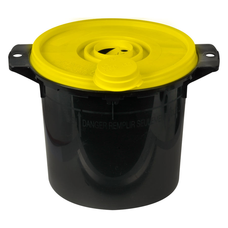 Schwarze Safe-Box mit gelbem Deckel auf weißem Hintergrund