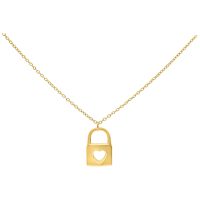Goldene Halskette aus Chirurgenstahl mit Schloss und Herzdesign auf weißem Hintergrund