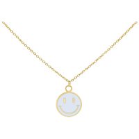 Goldene Kette mit weißem Smiley-Anhänger auf weißem Hintergrund
