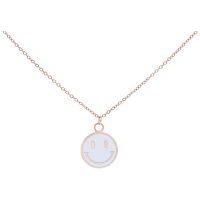 Roségoldene Kette mit lächelndem Smiley-Anhänger auf weißem Hintergrund
