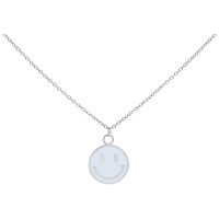 Silberne Kette mit Smiley-Anhänger auf weißem Hintergrund