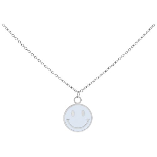 Silberne Kette mit Smiley-Anhänger auf weißem Hintergrund