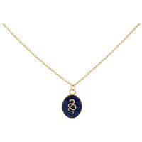 Goldene Kette mit blauem ovalem Anhänger und Schlangenmotiv auf weißem Hintergrund