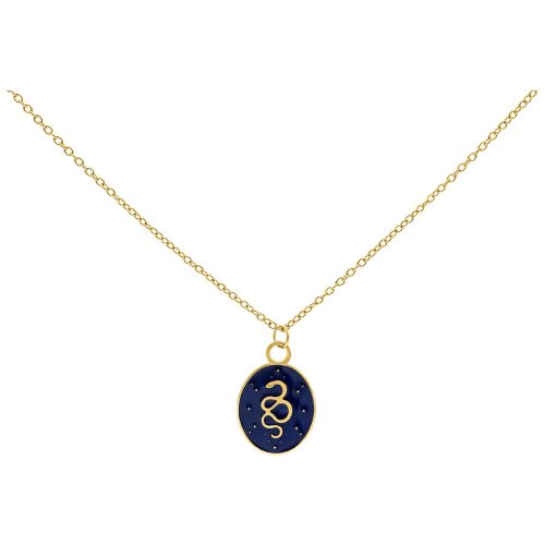 Goldene Kette mit blauem ovalem Anhänger und Schlangenmotiv auf weißem Hintergrund