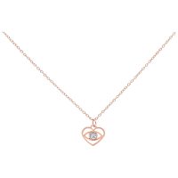Roségoldene Kette mit kleinem Auge-Anhänger und klarem Kristall auf weißem Hintergrund