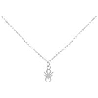 Silberne Kette mit kleinem Spinnenanhänger auf weißem Hintergrund