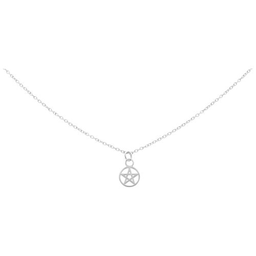 Silberne Kette mit Pentagramm-Anhänger auf weißem Hintergrund