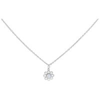 Silberne Kette mit Kristallblumenanhänger auf weißem Hintergrund