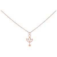 Roségoldene Kette mit hängendem Lilien-Anhänger auf weißem Hintergrund