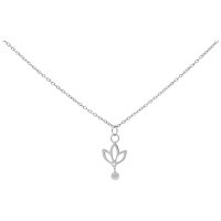 Silberne Kette mit hängendem Lilien-Anhänger auf weißem Hintergrund