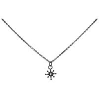 Schwarze Polar Star Kette aus Chirurgenstahl 316L vor weißem Hintergrund