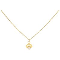 Goldene Kette mit opalartigem Anhänger auf weißem Hintergrund