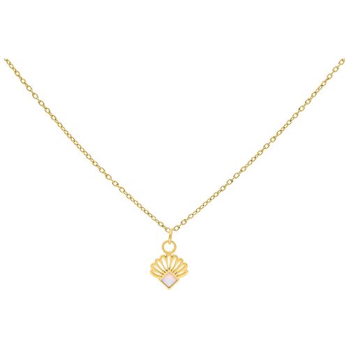 Goldene Kette mit opalartigem Anhänger auf weißem Hintergrund
