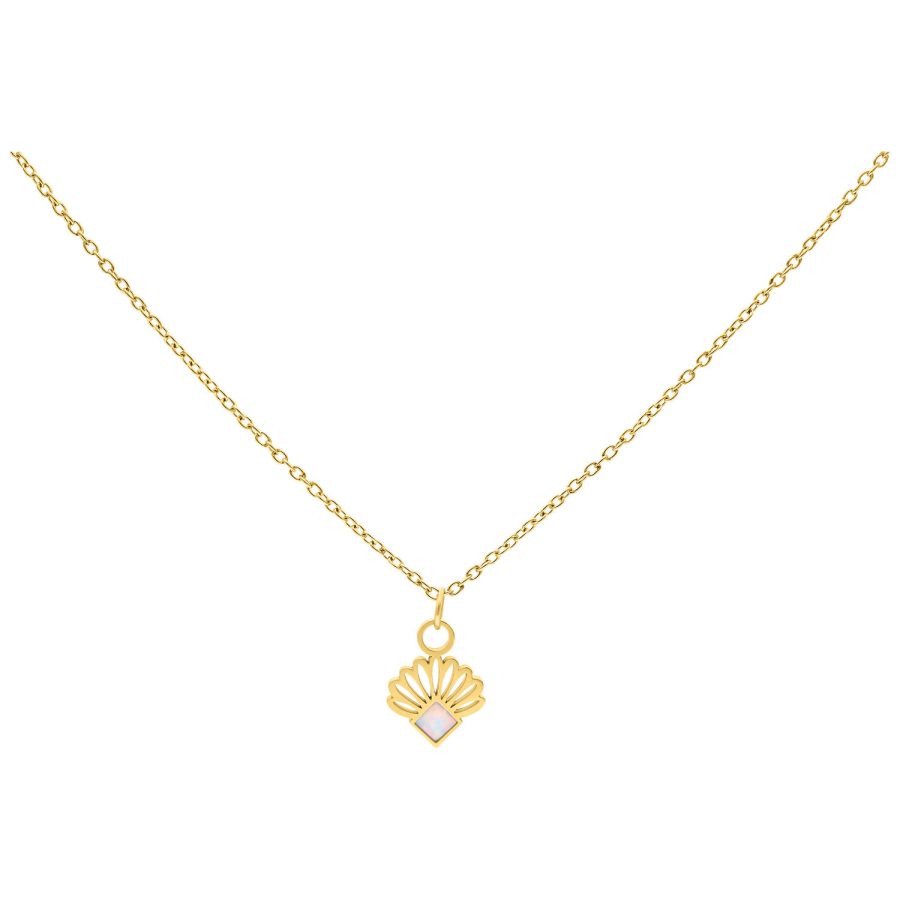 Goldene Kette mit opalartigem Anhänger auf weißem Hintergrund