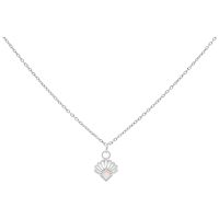 Silberne Kette mit fächerförmigem Opal-Anhänger auf weißem Hintergrund