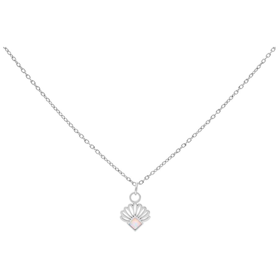 Silberne Kette mit fächerförmigem Opal-Anhänger auf weißem Hintergrund
