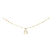 Filigrane goldene Fußkette mit Eye-Anhänger auf weißem Hintergrund