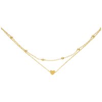 Goldene Fußkette mit kleinem Herzanhänger auf weißem Hintergrund