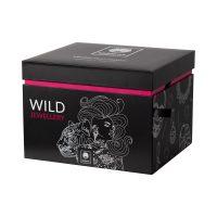 Schwarze Schmuckschatulle mit Wildcat Design und pinkem Akzent auf weißem Hintergrund