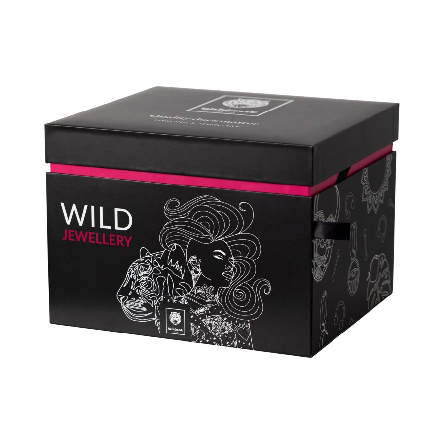 Schwarze Schmuckschatulle mit Wildcat Design und pinkem Akzent auf weißem Hintergrund