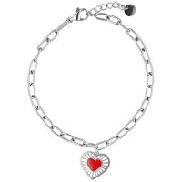 Silberfarbenes Armband aus Chirurgenstahl mit rotem Herzanhänger auf weißem Hintergrund